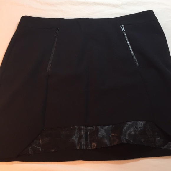 h&m black skirt, unique details, excellent look - Picture 2 of 8